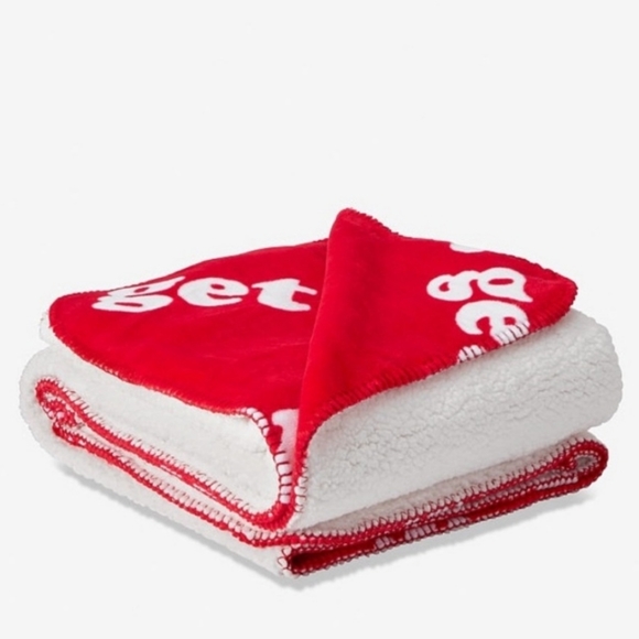 Victorias Secret Pink Christmas Sherpa Blanket - Picture 1 of 2